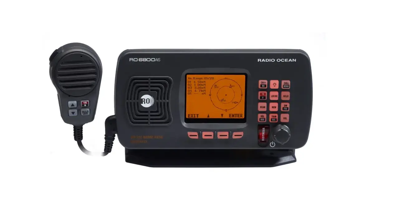 Radio Ocean RO6800 AIS, une radio marine VHF DSC avec fonction AIS. Le microphone est prêt pour la communication.