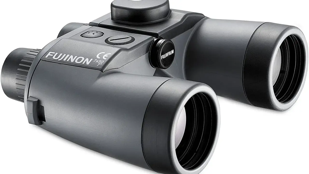 Jumelles Fujinon 7x50 : le 7x signifie grossissement 7 fois, le 50 indique le diamètre des lentilles en mm pour une meilleure luminosité.