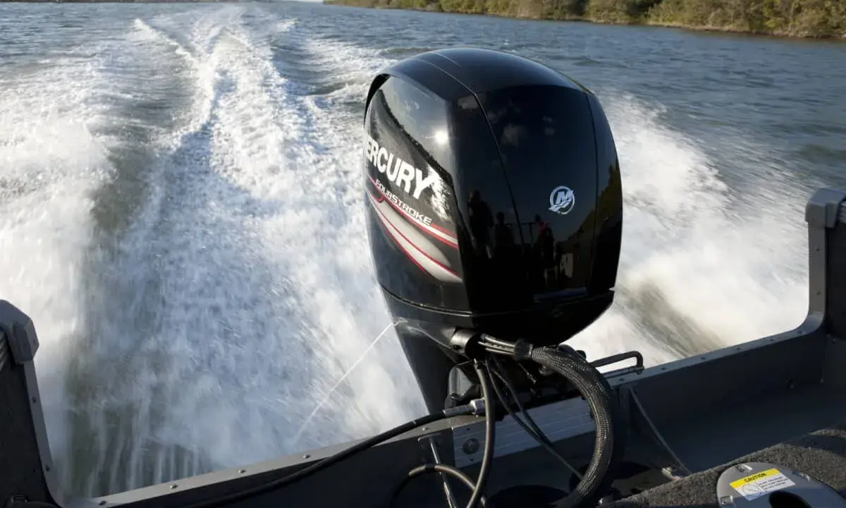 Moteur hors-bord Mercury en action, laissant une traînée d'écume. Le circuit de refroidissement moteur bateau est essentiel pour cette puissance.