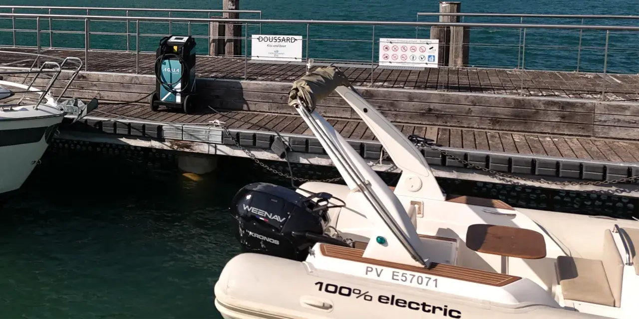 Chargeur électrique pour bateau, idéal pour le calcul puissance moteur bateau. L'embarcation est 100% électrique.