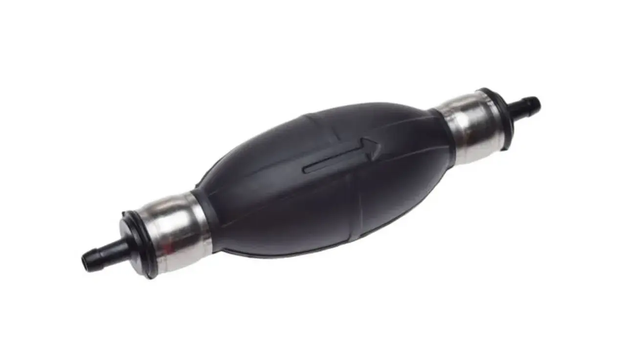 Amorcer une pompe à gasoil sans poire d'amorçage : cet accessoire en caoutchouc noir avec embouts métalliques est essentiel.