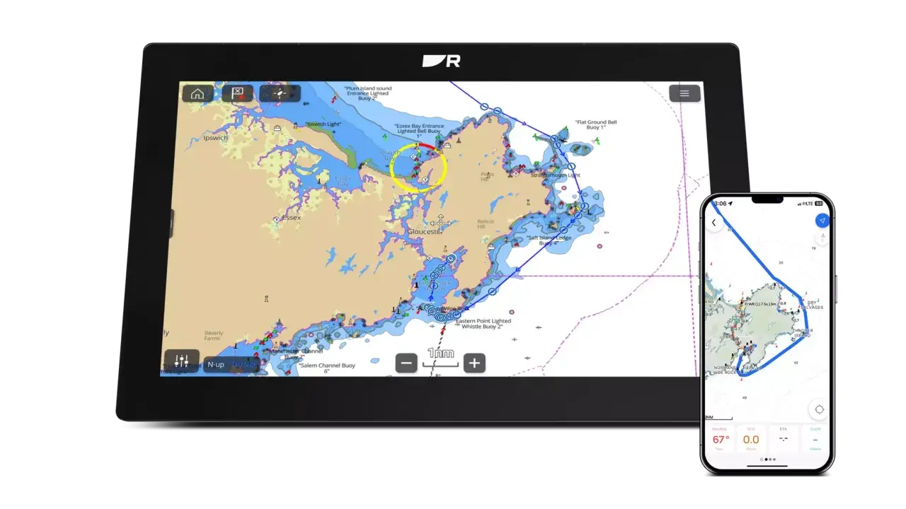 Une application GPS marine sans internet affiche des cartes nautiques détaillées sur une tablette et un smartphone, montrant des bouées et des côtes.