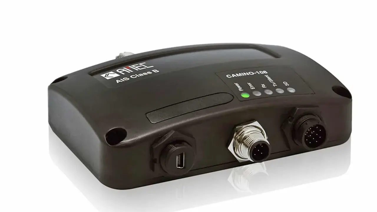 Boîtier noir d'un tracker navire AIS Class B, modèle CAMINO-108, avec indicateurs lumineux et connecteurs.
