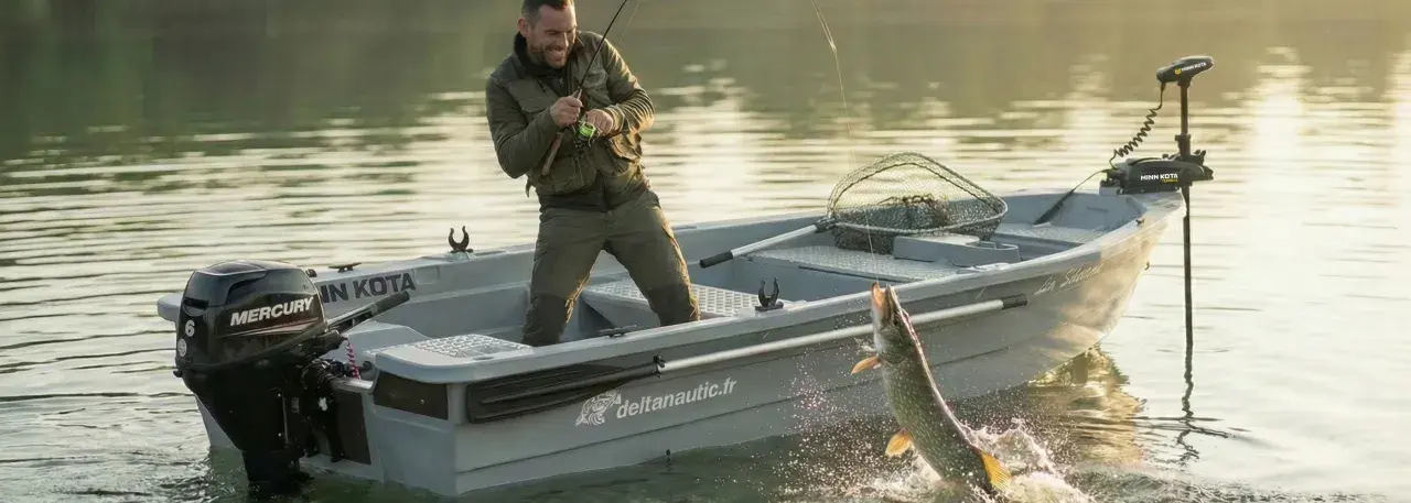 Pêcheur joyeux dans une barque, un brochet saute hors de l'eau. L'image évoque l'idée de fabriquer un poids pour barque, essentiel pour la stabilité lors de telles prises.