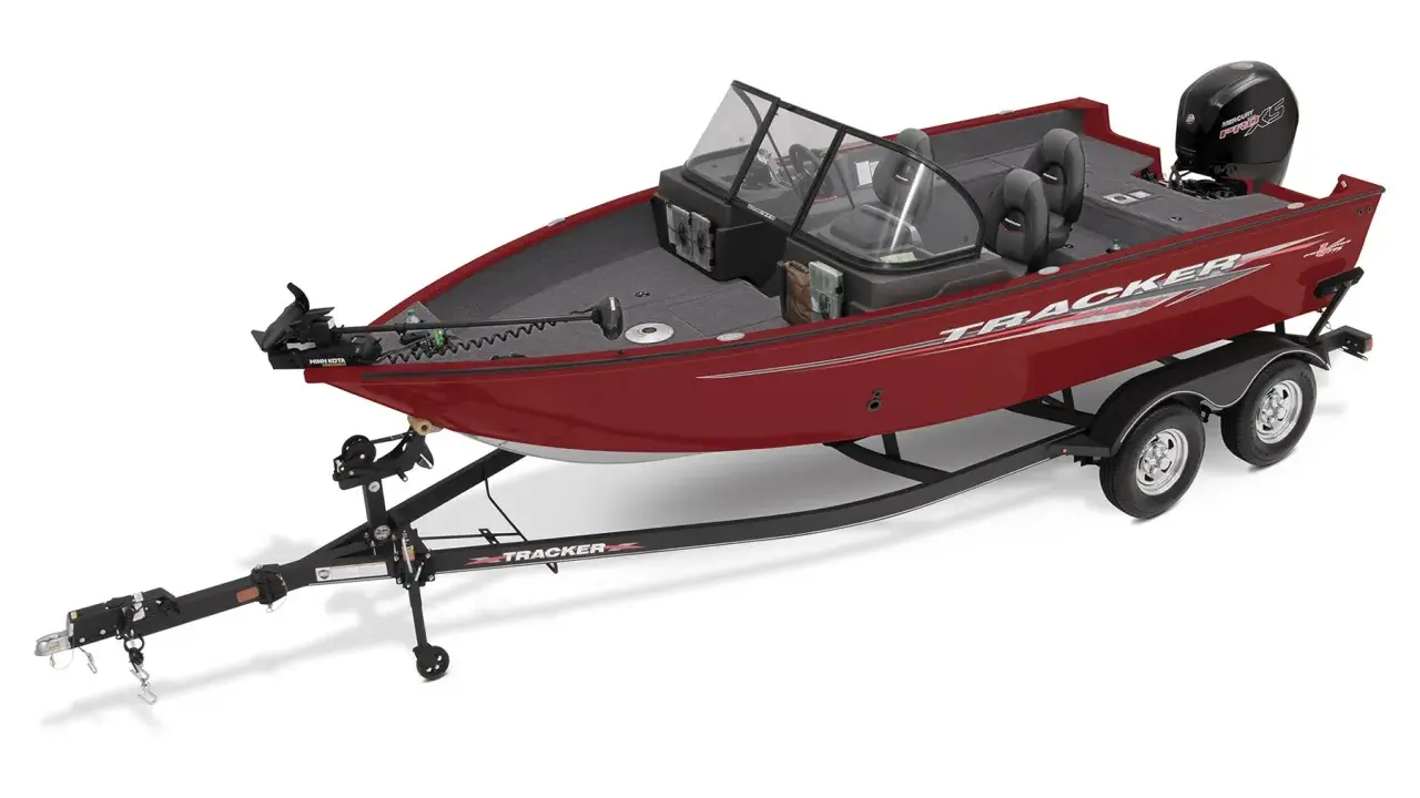 Bateau de pêche rouge Tracker sur remorque. C'est quoi un tracker ? C'est ce bateau prêt pour l'aventure !