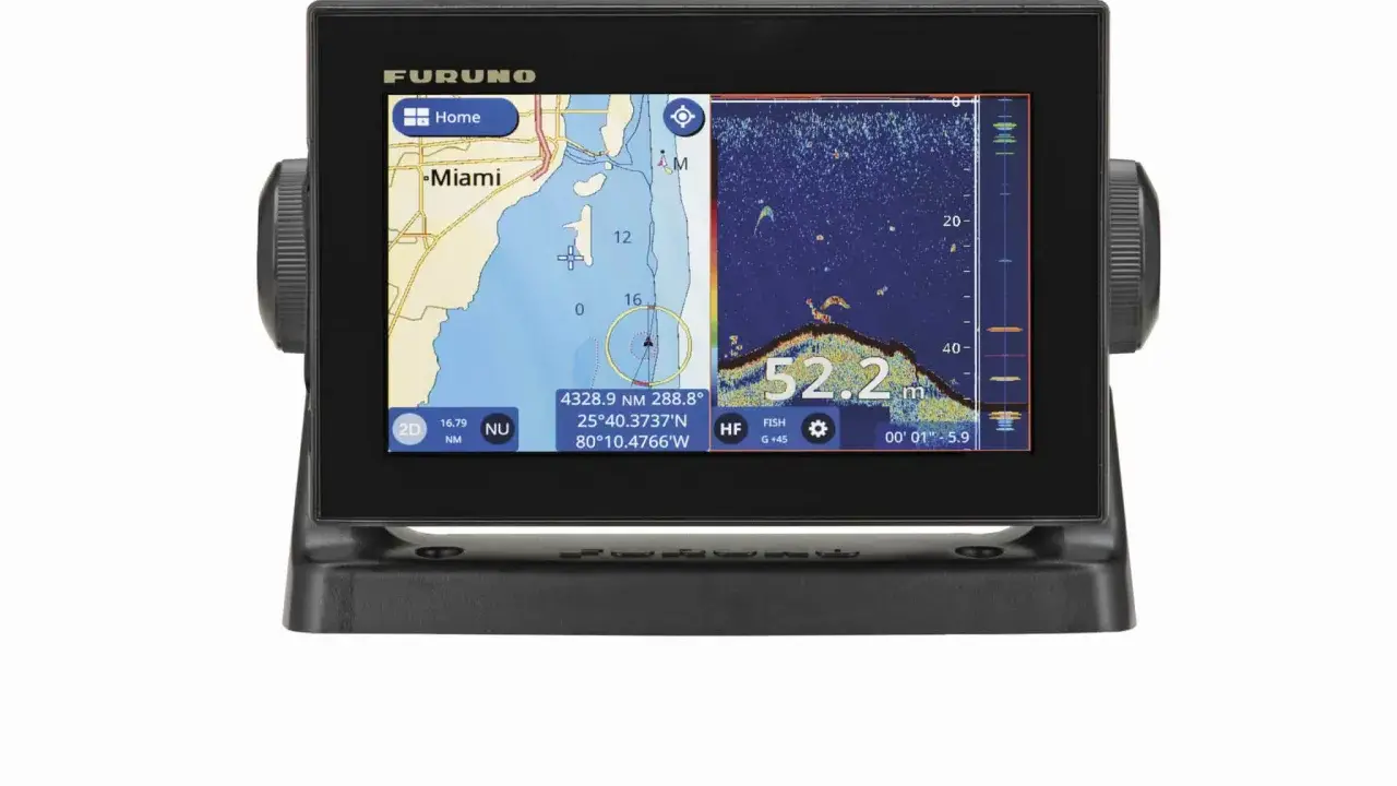 Un traceur GPS Furuno affiche une carte nautique de Miami et un sonar. Il indique la profondeur, la position et les poissons.