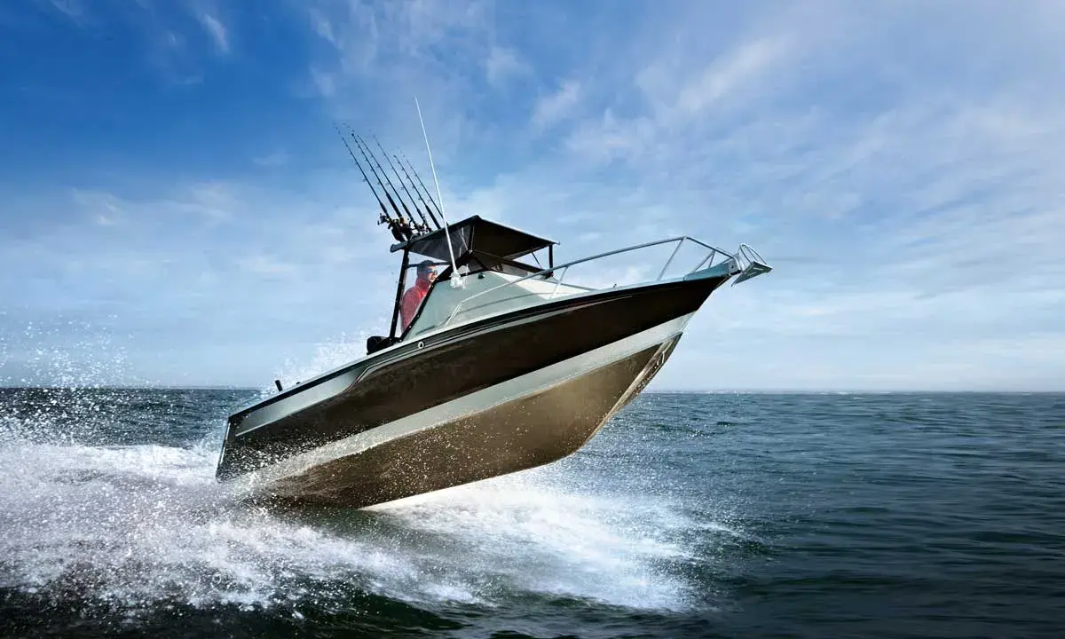 Bateau de pêche rapide sur l'eau, créant des éclaboussures. Le moteur du bateau est puissant, optimisant la consommation.