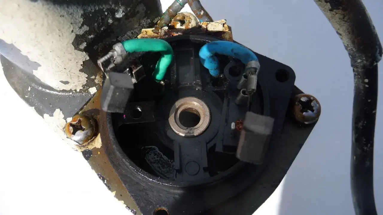 Composants électriques d'un moteur de trim de bateau, possiblement la cause d'un problème.