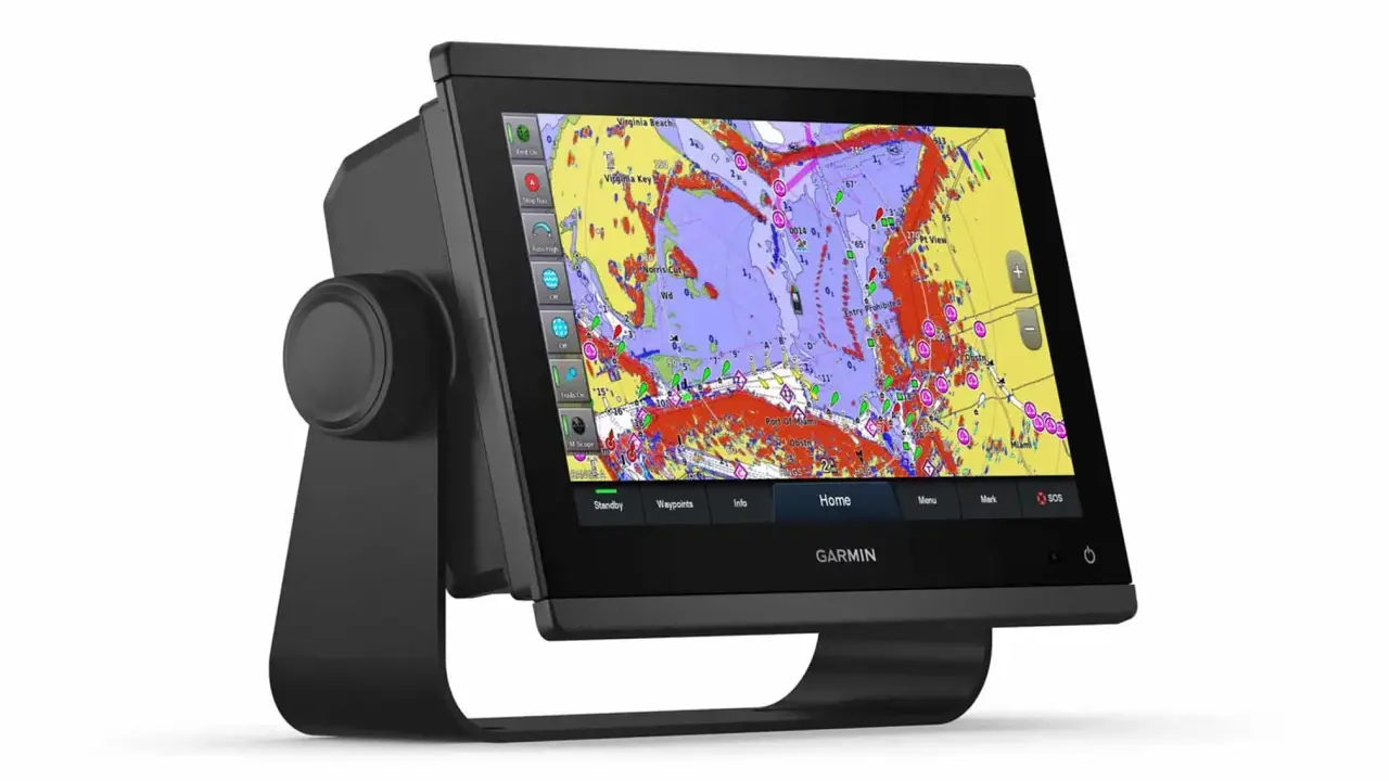 Écran de navigation Garmin affichant une carte marine détaillée, un tracker bateau monde pour explorer les océans.