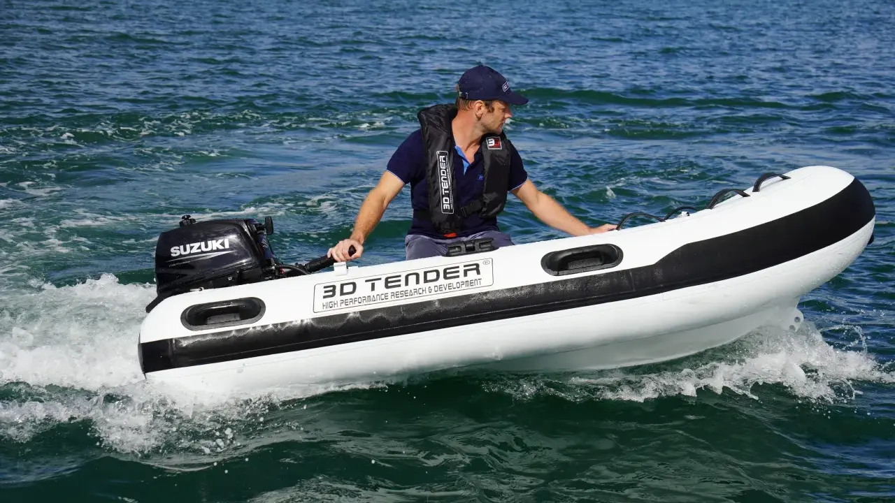 Un homme pilote un semi-rigide 3D TENDER avec un moteur Suzuki 60cv 4 temps. Avis sur ce moteur : performant et fiable.
