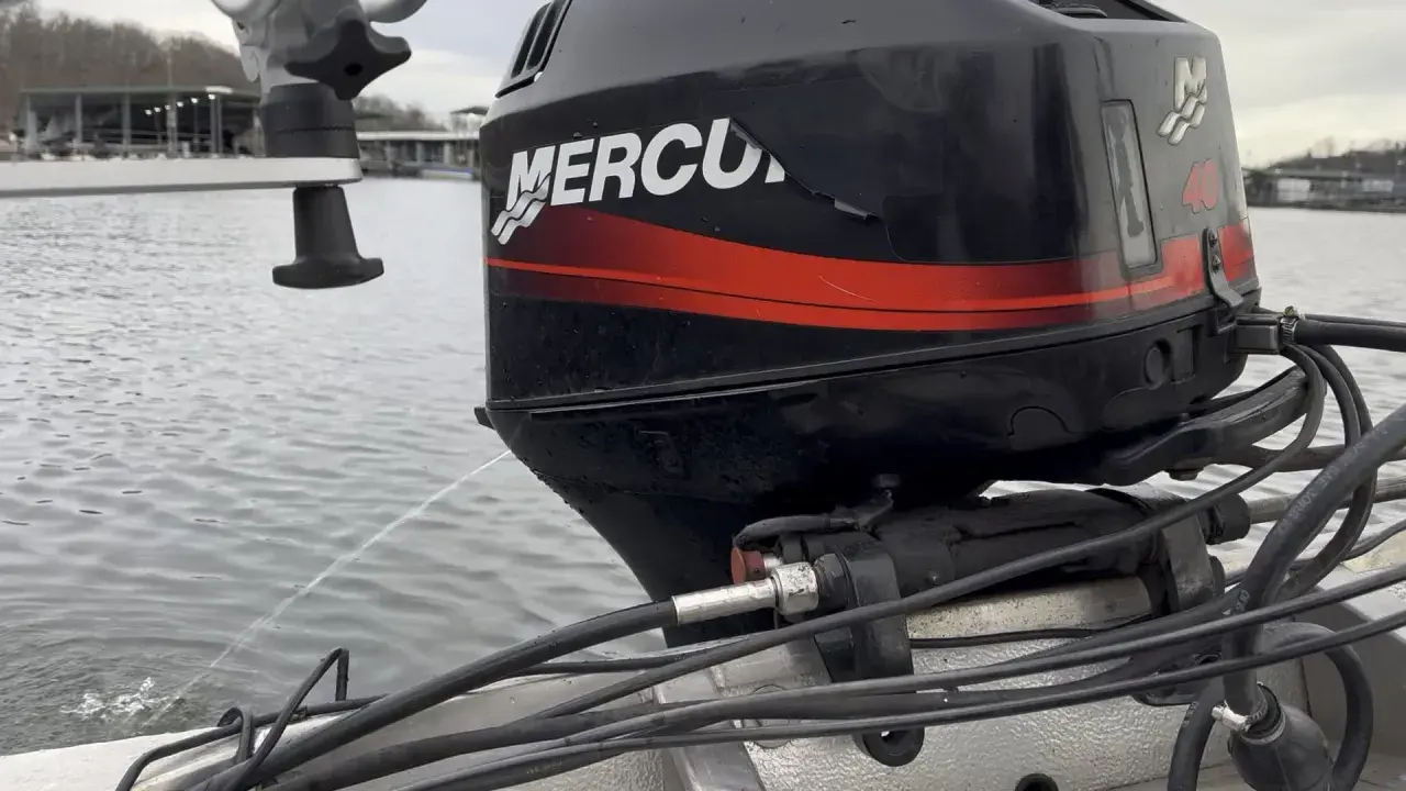 Moteur Mercury 40 hors-bord en marche, jet d'eau de refroidissement. Un moteur serré peut-il démarrer ? L'eau coule, le moteur tourne.