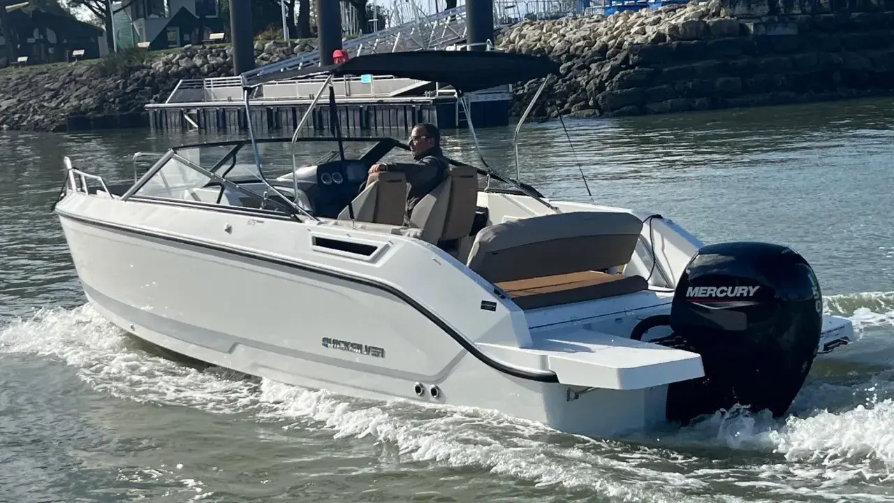 Bateau Quicksilver naviguant, propulsé par un moteur Mercury 75cv 2 temps. La fiche technique de ce moteur est idéale pour ce type de coque.