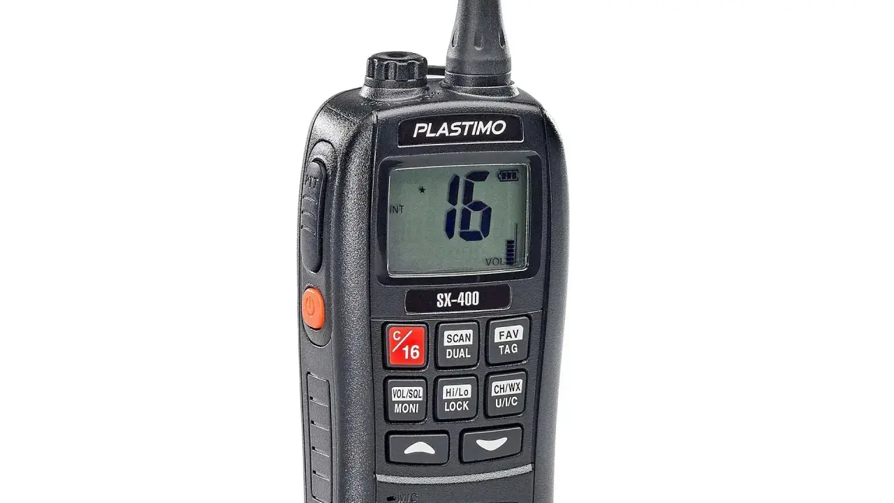 Radio VHF Plastimo SX-400 affichant le canal 16, la fréquence vhf à écouter pour les appels de détresse et le trafic maritime.