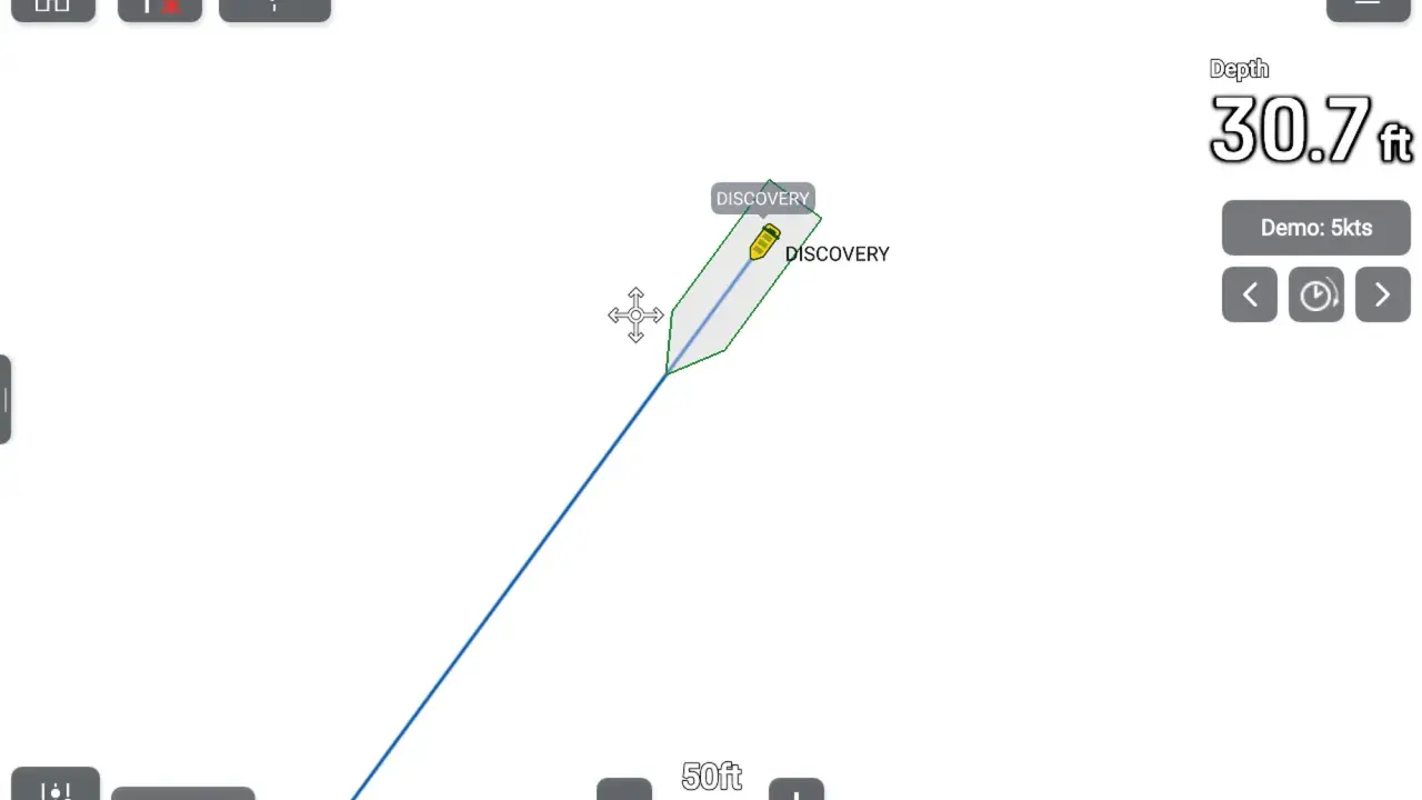 Écran de navigation affichant un bateau "DISCOVERY" avec sa route. La profondeur est de 30.7 pieds. L'AIS transmission auto est activée.