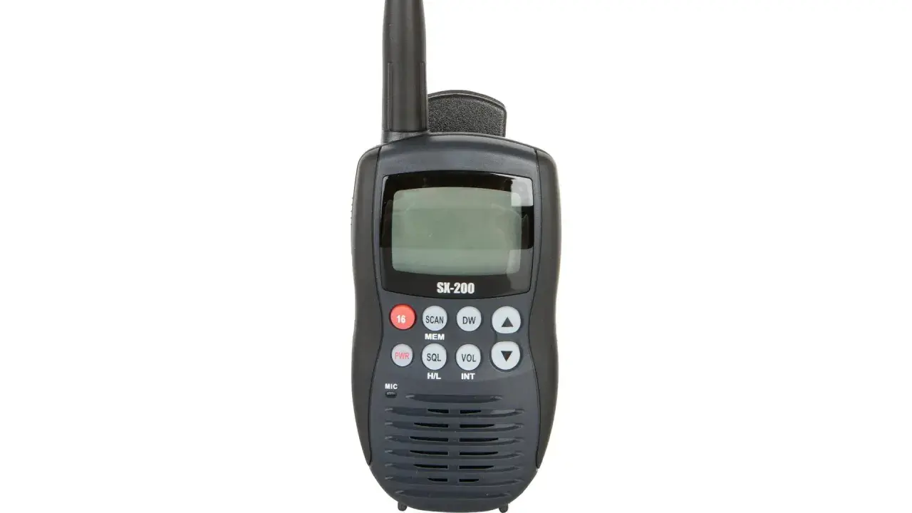 Radio blu marine SX-200, prêt pour la communication en mer.