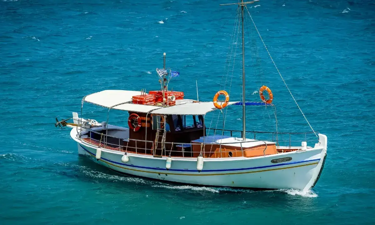 Bateau blanc naviguant sur mer bleue. Le test VHF marine est en cours, tout est prêt pour la traversée.