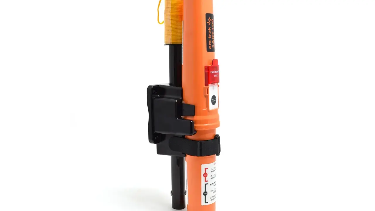 Un transpondeur SART orange vif, essentiel pour la définition de la sécurité maritime. Il est fixé sur un mât avec une bobine de corde jaune.