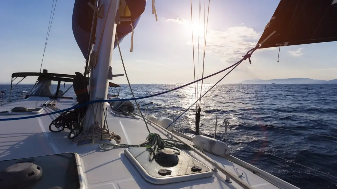 Voilier en pleine traversée atlantique, le soleil brille. Le prix d'une telle aventure est inestimable.