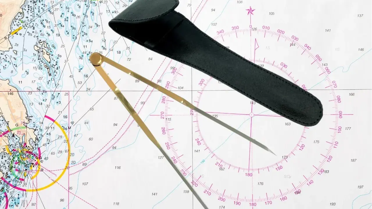 Compas de navigation sur une carte marine.