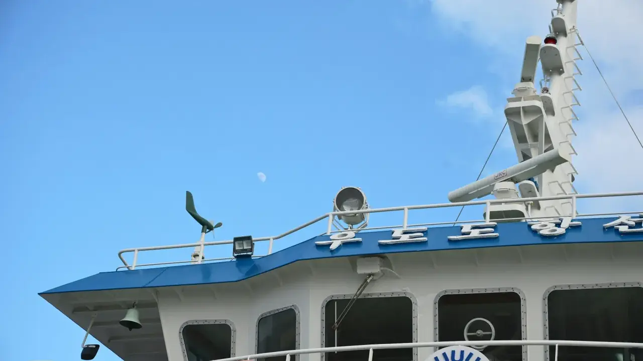 Le pont d'un navire de pêche, avec des éléments de navigation et le ciel bleu. Le système AIS position des navires de pêche est essentiel pour la sécurité.