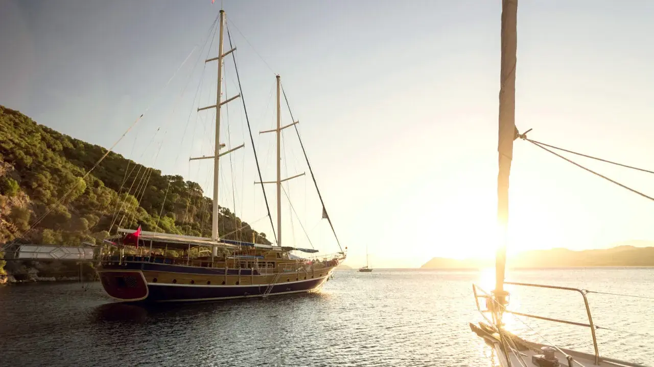 Bateau à voile au coucher du soleil, son instrument de mesure de vitesse bateau discret.