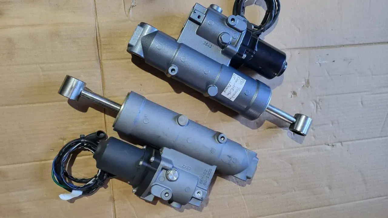 Deux vérins de trim moteur Yamaha, potentiellement pour résoudre un problème de trim.