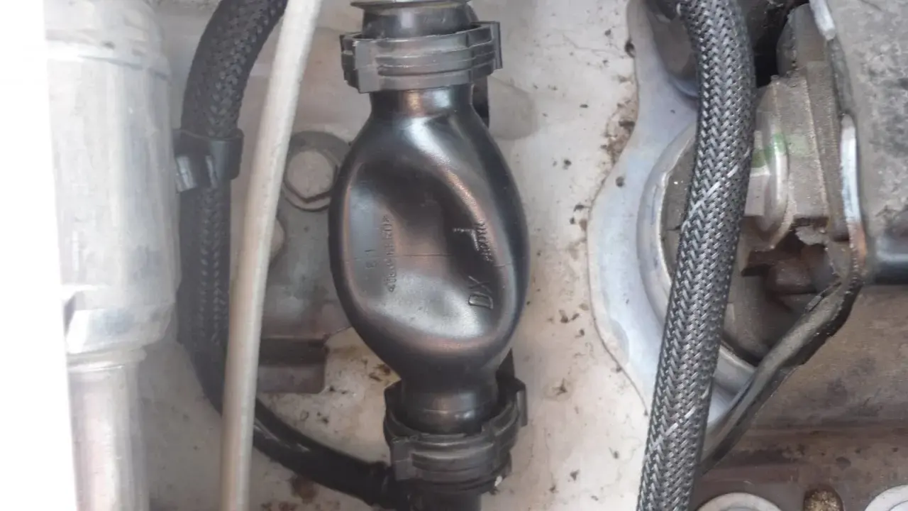 Poire d'amorçage déformée, symptôme d'un problème. Le caoutchouc semble usé.