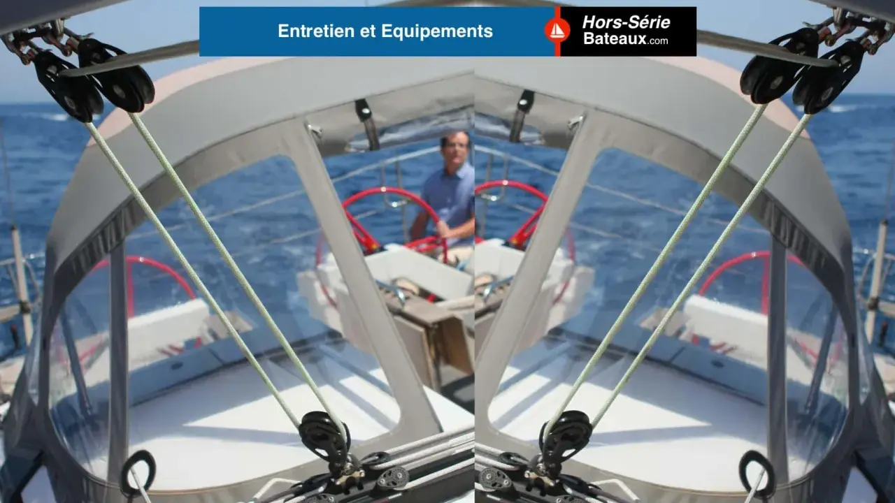 Vue depuis le cockpit d'un voilier, avec un homme au gouvernail. Les cordages et poulies sont visibles, prêts pour une navigation. L'équipement VHF ASN est essentiel pour la sécurité.