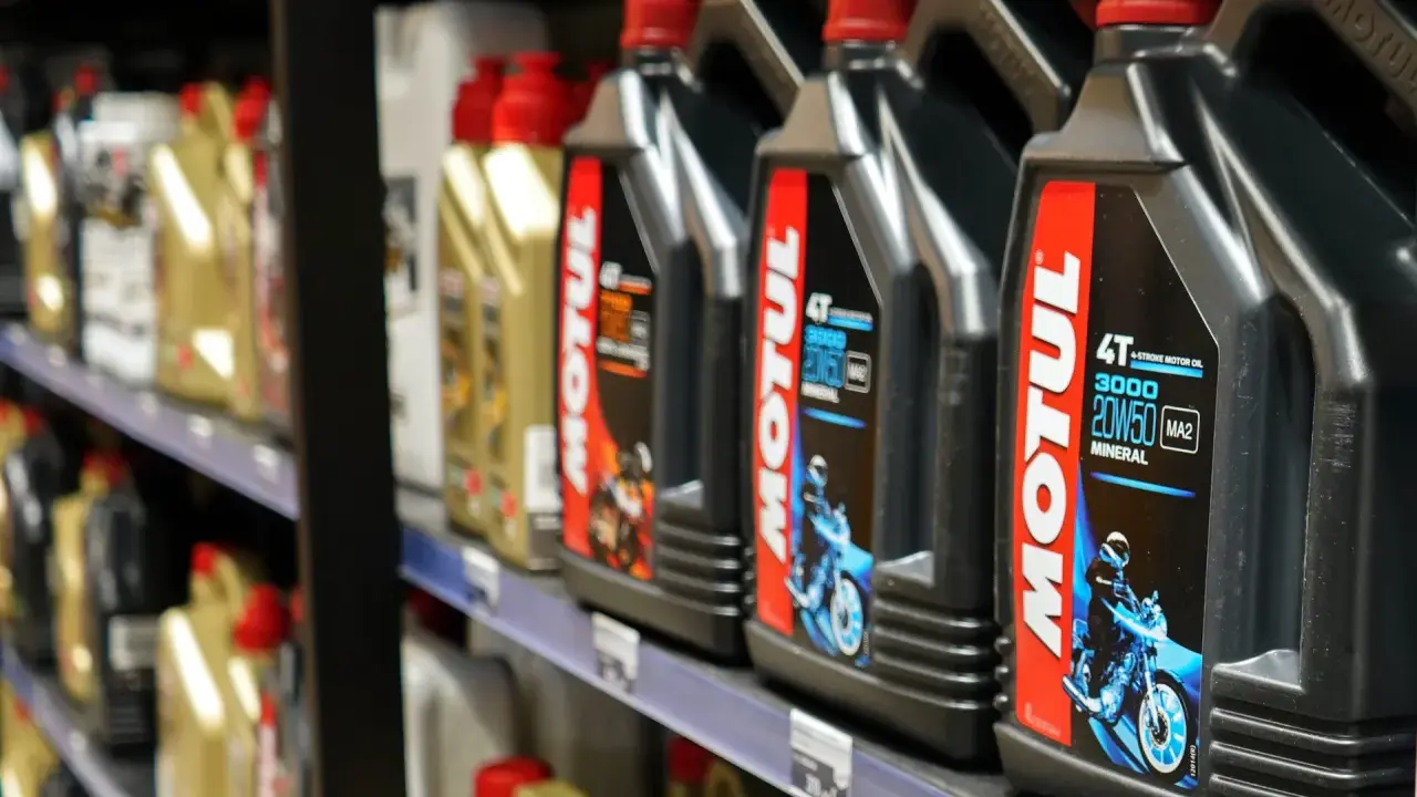Huiles moteur Motul 4T 3000 20W50 Mineral, parfaites pour votre Honda 4 temps.