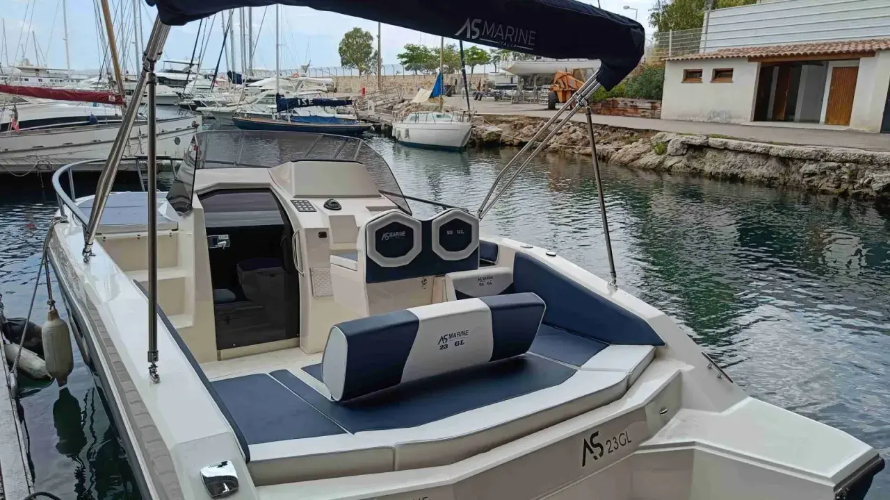 Bateau AS MARINE 23 GL, idéal pour naviguer sur 7m. Ce modèle offre confort et style, parfait pour explorer les eaux.