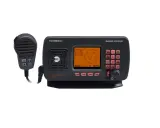 Radio Ocean RO6800 AIS, une radio marine VHF DSC avec fonction AIS. Le microphone est prêt pour la communication.