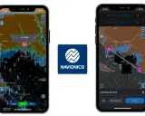 Application de navigation marine Navionics sur deux iPhones affichant des cartes nautiques détaillées.