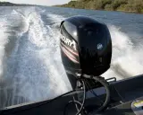 Moteur hors-bord Mercury en action, laissant une traînée d'écume. Le circuit de refroidissement moteur bateau est essentiel pour cette puissance.