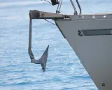 Ancre de bateau suspendue à la proue, prête pour l'action. Une image qui illustre comment remonter une ancre de bateau.