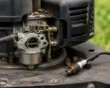 Carburateur de tondeuse et bougie. Moteur noyé, combien de temps attendre avant de réessayer ?