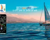 Application GPS bateau SailFreeGPS affichant vitesse, route et waypoints. Un voilier navigue sur une mer bleue, montagnes en arrière-plan.