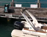 Chargeur électrique pour bateau, idéal pour le calcul puissance moteur bateau. L'embarcation est 100% électrique.