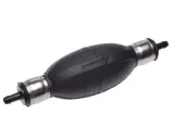 Amorcer une pompe à gasoil sans poire d'amorçage : cet accessoire en caoutchouc noir avec embouts métalliques est essentiel.