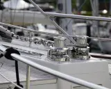 Deux winches chromés sur un bateau, prêts à hisser la chaîne de l'ancre. Le schema guindeau est bien visible.