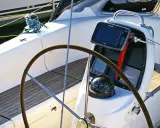 Cockpit de voilier avec barre, compas et écran Raymarine. Idéal pour un gps marine gratuit pour Android.