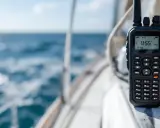 Une radio portee vhf sur un bateau, avec la mer en arrière-plan.