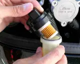 Maintenant, je procède au changement du filtre à gasoil. Le nouveau filtre est prêt à être installé.
