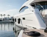 Yacht de luxe amarré, prêt pour l'aventure. Le coût d'entretien d'un bateau de 15 mètres inclut le plaisir de tels moments.
