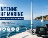 Guide complet pour choisir la meilleure antenne VHF marine pour votre bateau. Antenne, radio et icônes de conseils sur fond de mer bleue.