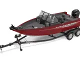 Bateau de pêche rouge Tracker sur remorque. C'est quoi un tracker ? C'est ce bateau prêt pour l'aventure !