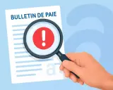 Une loupe examine un bulletin de paie avec un point d'exclamation rouge. Cela pourrait symboliser une erreur ou un problème, comme dans le calcul temps de navigation maritime.
