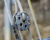 Système de poulies avec cordages en Dyneema, offrant une résistance exceptionnelle pour les manœuvres de voile.
