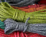 Des cordages colorés, prêts pour l'aventure. Quel cordage choisir pour votre prochaine expédition ? Vert, gris, rouge, orange, bleu... le choix est vaste.