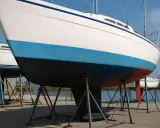 Coques de voiliers sur bers. La bande bleue et la partie inférieure noire de la coque arborent une belle couleur antifouling.