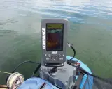 Branchement sondeur Lowrance sur un bateau, affichant une carte de pêche. La sonde est connectée, prête pour la pêche.